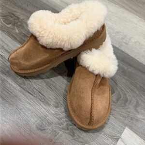 UGG Kids Tan and Cream Slippers Size 1 Like New Without Tags